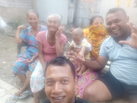 Selfi Dengan Warga, Jalin Keakraban Yang Mewujudkan Kemanunggalan