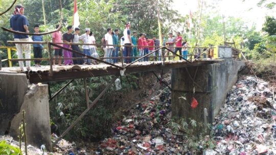 Di Jembatan Rusak dan Tumpukan Sampah, Pemuda Pandeglang Gelar Upacara Hut RI Ke – 74