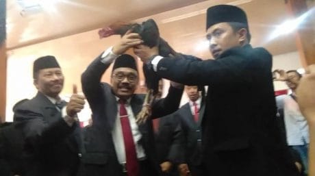 AKD, Berikan Ayam Jago Kepada Ketua DPRD Trenggalek