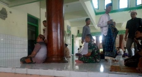 Sesibuk apapun Kerja di TMMD, TNI Satgas Tetap Tak Meninggalkan Ibadah