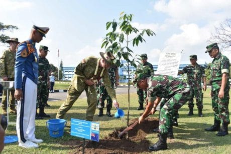Penanaman Pohon Bersama Panglima TNI dan Panglima Angkatan Bersenjata Australia