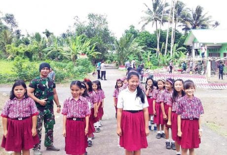 PERSONEL SATGAS TMMD BEKALI SISWA DISIPLIN DAN PENGETAHUAN TENTANG BARIS BERBARIS