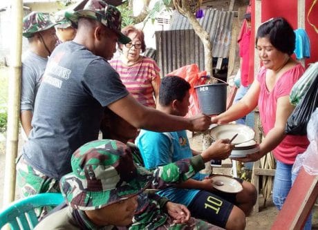 HUBUNGAN SATGAS TMMD DENGAN WARGA SEPERTI KELUARGA