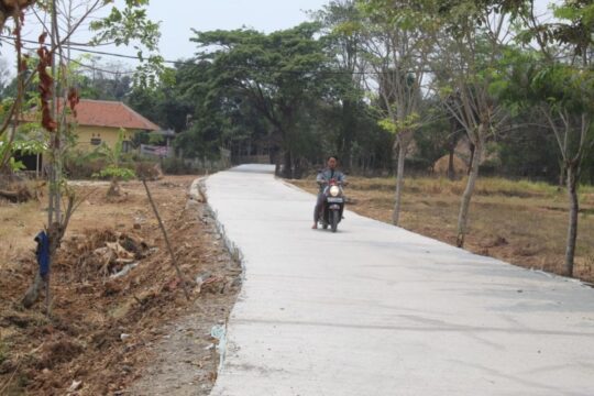 Kapendam Jaya Jalan Desa Blukbuk Dicor, Warga Makin Giat Kerja