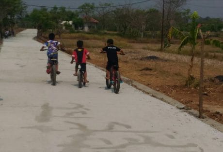 Saya sama teman-teman balapan sepeda