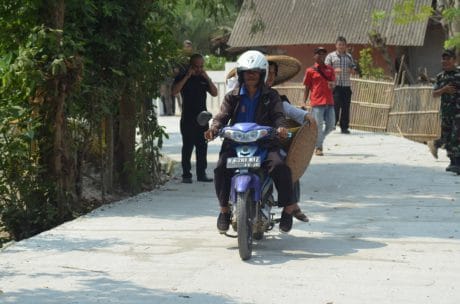 Jalan Desa Blukbuk Dicor, Omzet Ojek Meningkat