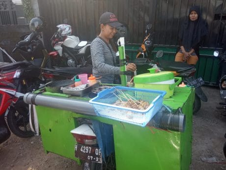 Berkah Upacara Penutupan TMMD Kodim Demak “Magnet” bagi pedagang.