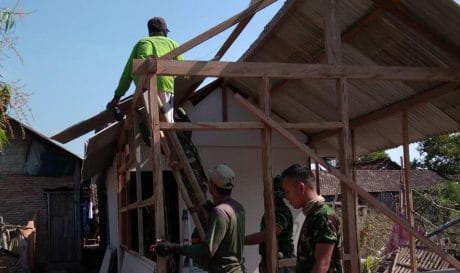 Rumah Tidak Layak Huni (RTLH) milik Rohman (67)