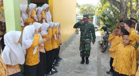 ”Diajari Pak Tentara, Kami Sudah Lihai Cara Memberi Salam Hormat Yang Benar”