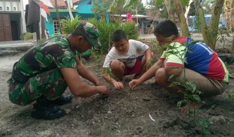 TNI Satgas TMMD Masih Sempat Ajarkan Anak-Anak Berkebun
