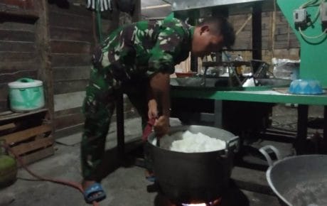 Bantu Masak Orang Tua Asuh, Tugas Wajib para Anggota Satgas TMMD
