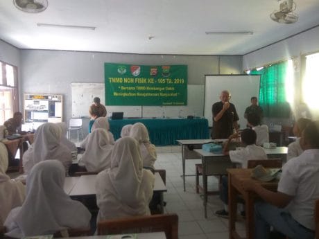 Kita bisa berkontribusi mengurangi sampah plastik