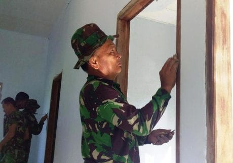 PERSONEL SATGAS SIAPKAN PEMASANGAN PINTU DAN JENDELA KANTOR TIGA PILAR