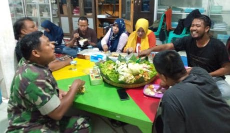 Ustadz Abdul Syukur memimpin syukuran