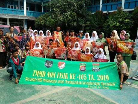 Dilatih Satgas TMMD 105 Kronjo, Pelajar Antusias Belajar Membatik