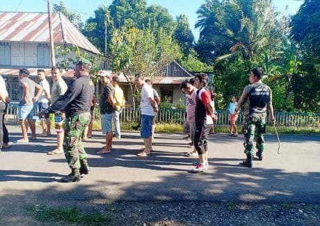 AGAR KOMPAK DAN SEMANGAT, SATGAS BERI PELATIHAN GERAK JALAN