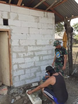 Satgas TMMD Bersama Warga Coba Sumur Pompa Jamroh