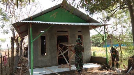 Ciptakan Kenangan di TMMD, RTLH Dicat Hijau Tentara