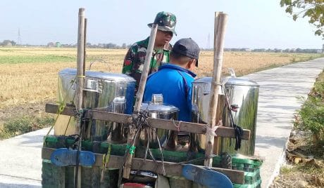 Adalah Imam (52), warga Kalikondang yang sehari-harinya berjualan panci keliling