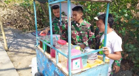 Penjual Es Yang Berharap TMMD Tidak Segera Berakhir