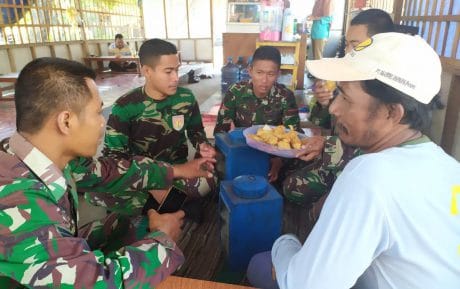 ‘Kegiatan ngopi bersama bapak angkat setelah bekerja