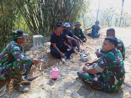 Segelas Teh Sarana Komsos Anggota Kodim 0802 dengan Masyarakat Lokasi TMMD ke-106