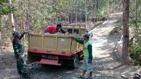 Babinsa Cilibang Kawal Distribusi Material TMMD