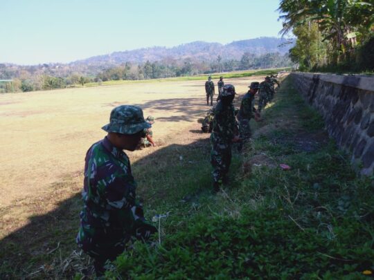 Puluhan Anggota TNI Mulai Menyiapkan Lapangan Upacara Pembukaan TMMD ke 106 Kodim 0802