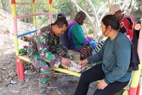 Prajurit Guyub Rukun dan Makan Bersama di Lokasi TMMD