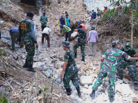 Dipimpin Bati Bakti TNI Kodim 0802, Puluhan Anggota bersama Warga Lanjutkan Penyiapan Sasaran Talud TMMD ke-106