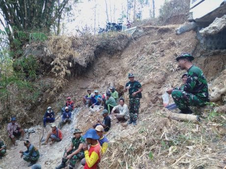 Segarnya Es Lilin Selingi Semangat TNI-Rayat Siapkan Sasaran TMMD ke-106 Kodim 0802