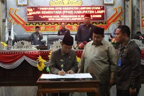 Di Gelar Malam Hari, Wabup Lampura Hadiri Sidang Paripurna