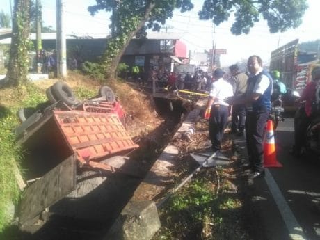Gara gara salip dua Truk pasir, truk pasir masuk kedalam selokan sedalam 3 meter