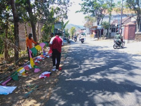 Antusias Sambut Upacara Pembukaan TMMD ke-106, Masrakat Dusun Dalangan Pasang Umbul-Umbul Sepanjang Jalan