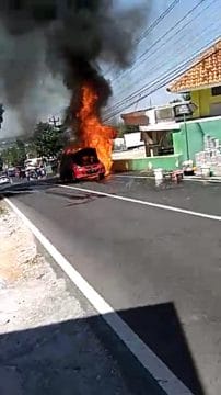Tidak Kuat Menanjak, Mobil Honda Jazz Terbakar