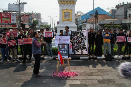 DPR Sahkan RUU KPK, JAK Yogyakarta Gelar Aksi Tabur Bunga