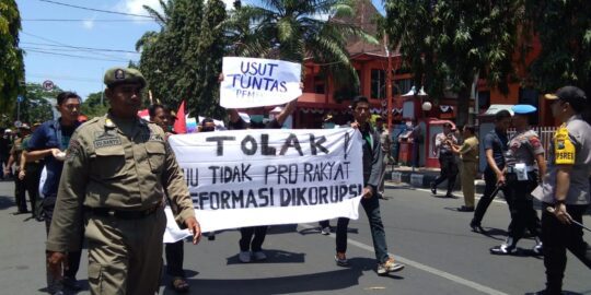 Ketua Dewan Sambut Demonstran di Depan Gedung DPRD Trenggalek