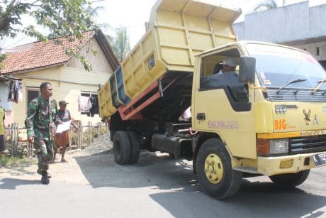 Cuaca Terus Mendukung Material Didrop ke Sasaran TMMD Desa Cilibang