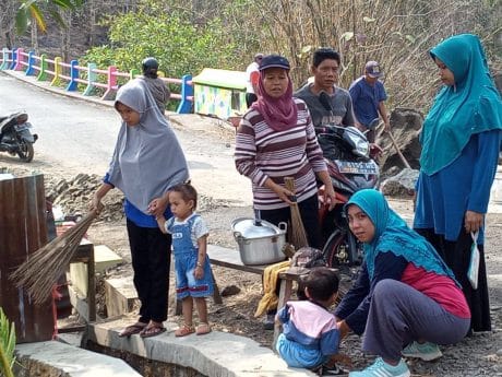 Emak-Emak Dusun Beber Sajikan Masakan untuk Kerjabakti Warga