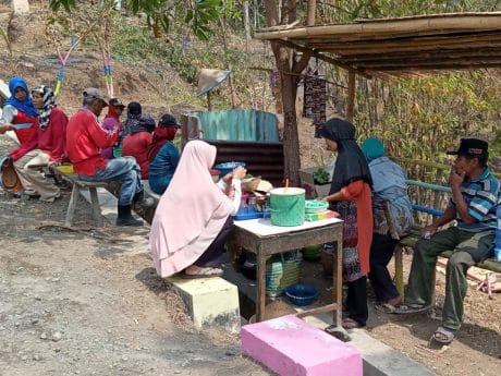 Warung Dadakan Milik Bu Watem Ramai Mendadak
