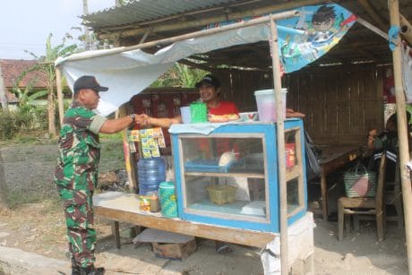 Danramil 01 Cilacap Nur Sohib Penasaran dengan Warung di Lokasi TMMD
