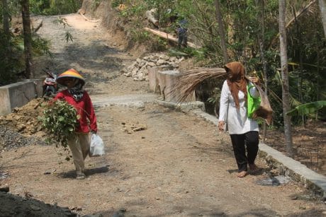 Bingkai Tmmd, Sepulang TMMD Warga Cari Rumput dan Kayu Bakar