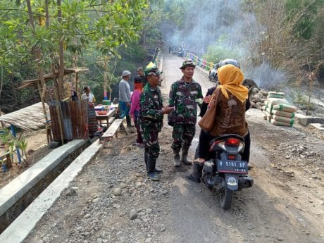 TNI Koramil 02 Jeruklegi Akrab dengan Warga di Lokasi TMMD