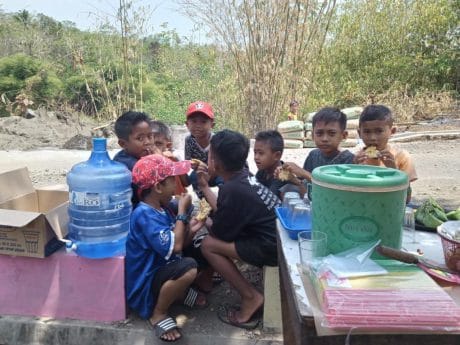Tak Kalah dengan Orang Dewasa, Anak-Anak Ikut Nikmati Jajanan di Warung Dadakan