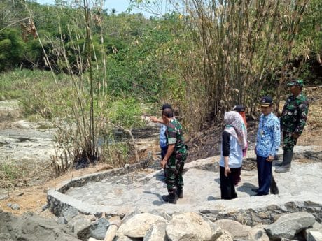 Danramil 02 Bersama Camat Jeruklegi Cek Lokasi Sasaran TMMD 106