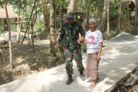 Begini Aksi Spontan Anggota Satgas TMMD ke-106 Kodim Cilacap