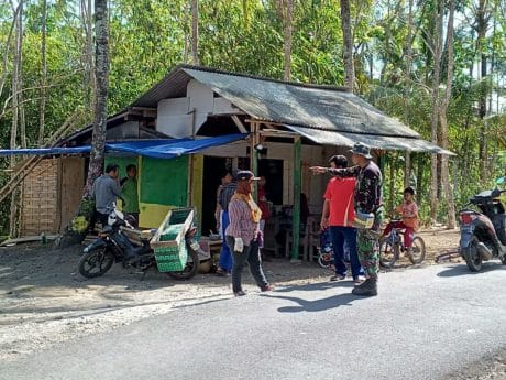Keluwesan Sertu Jumadi Saat Koordinasi Dengan Kepala Dusun
