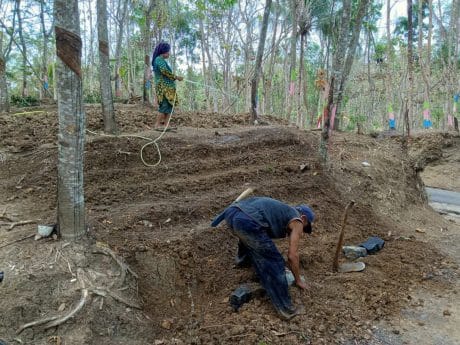 Wahid dan Keluarganya Rela Bantu TNI Membuat Lapangan Parkir Pemancingan