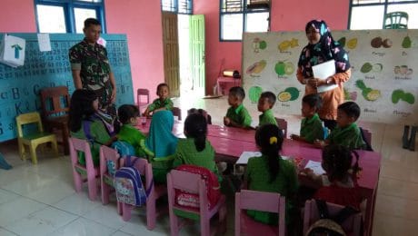 Ternyata Selain TNI, Sertu Mulyono Pandai Mengajar