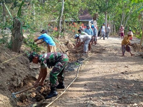 Antusias Warga Desa Cilibang Laksanakan TMMD ke- 106